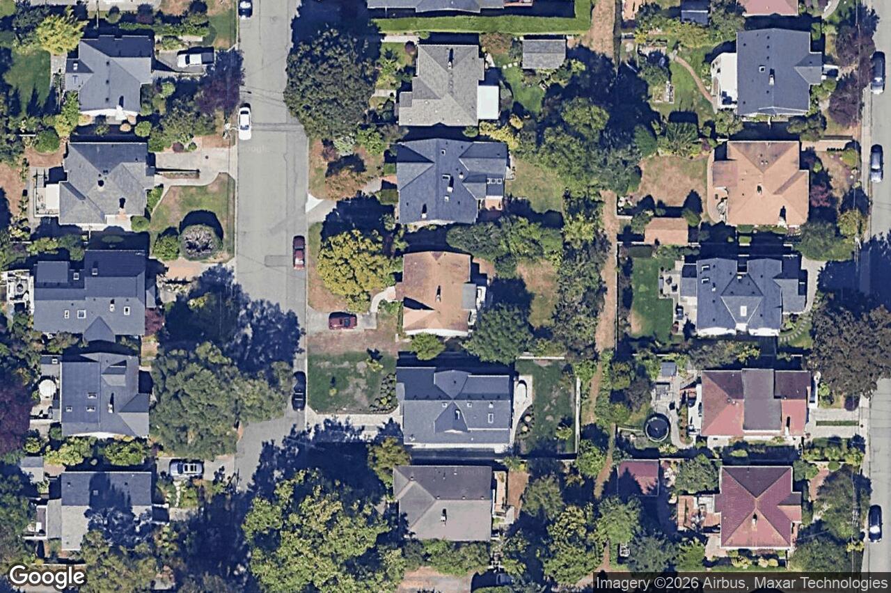 Aerial view of 1043 Roslyn Rd, Oak Bay