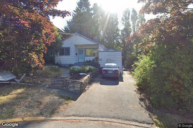 Street view of 871 Fleming St, Esquimalt