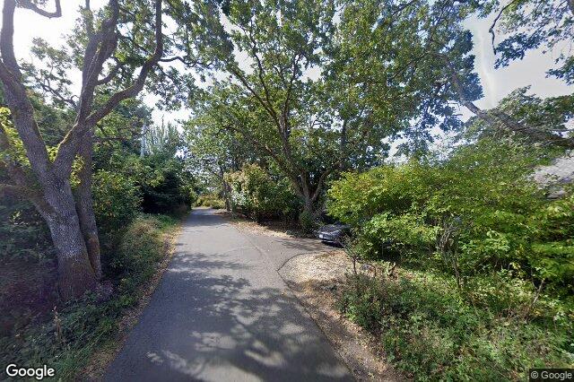 Street view of 586 Island Rd, Oak Bay