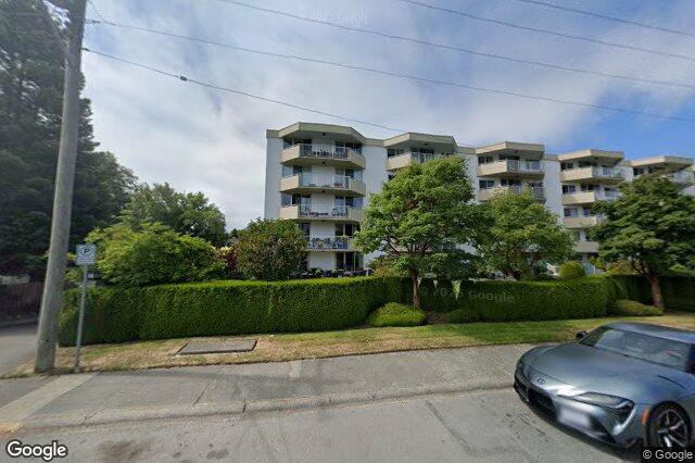 Street view of 409 – 1370 Beach Dr, Oak Bay