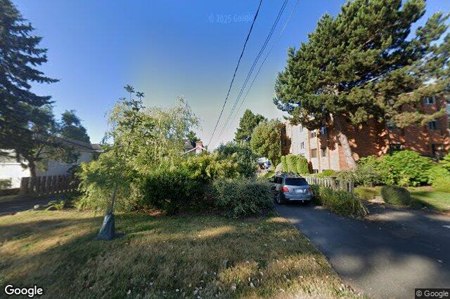 Street view of 101 – 853 Selkirk Ave, Esquimalt